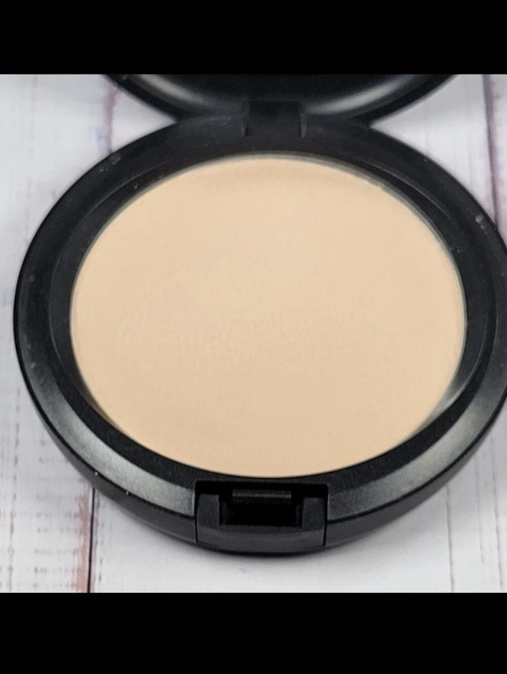 MAC Cosmetics Blot Pressed Powder in Medium BNWOB